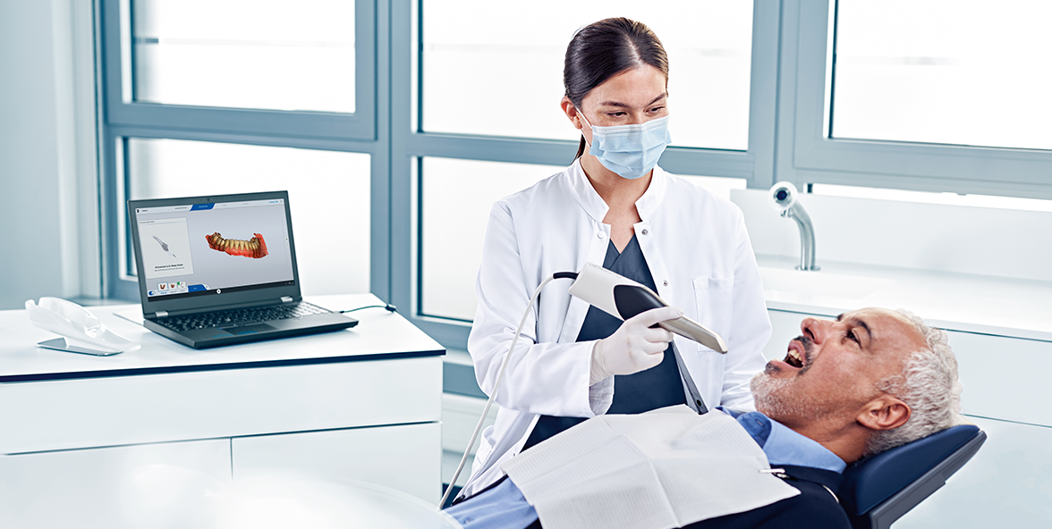 歯科医師がPrimescan Connectでスキャンしている様子